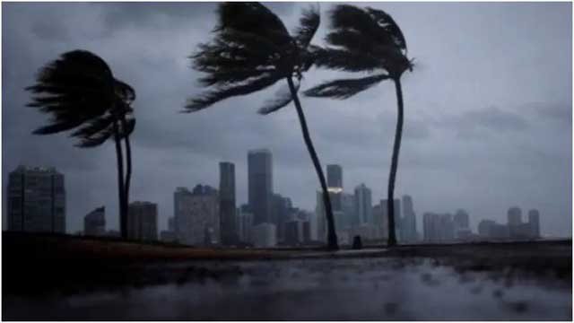 সন্ধ্যার মধ্যে ধেয়ে আসছে তীব্র ঝড়