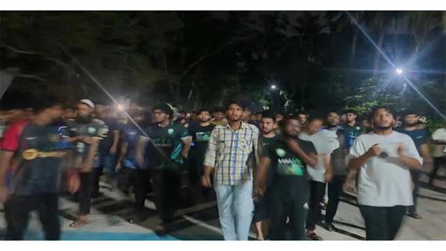 কুয়েটে রাতে ফের বিক্ষোভ মিছিল আন্দোলনরত শিক্ষার্থীদের