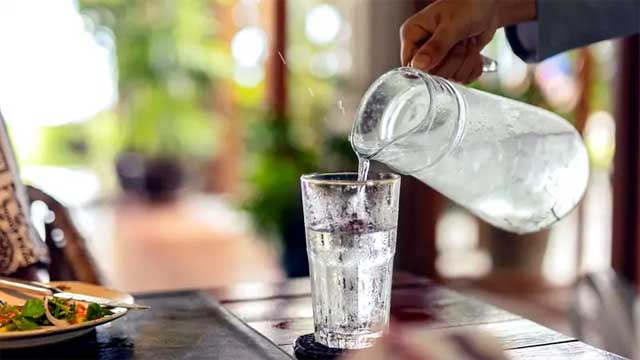 গরমে ঠান্ডা পানি খেলে কী হয়