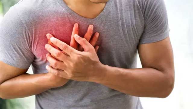 হার্ট অ্যাটাকের আগে শরীর যেসব সংকেত দেয়, জেনে নিন লক্ষণগুলো