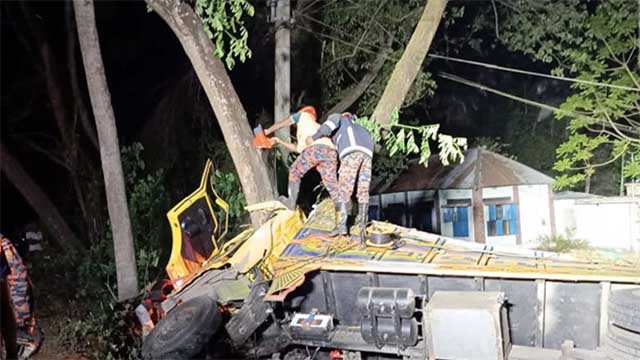 তরমুজ বোঝাই ট্রাক উল্টে চালক-হেলপার নিহত