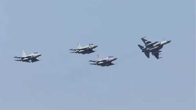 পাকিস্তানের ধাওয়া খেয়ে পিছু হটল ভারতের রাফাল যুদ্ধবিমান