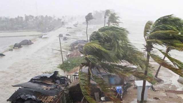 ধেয়ে আসছে ঘূর্ণিঝড়