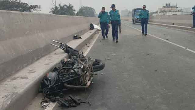 উড়াল সড়কে মোটরসাইকেলে বাসের ধাক্কা, ডুয়েট শিক্ষকসহ দুজন নিহত