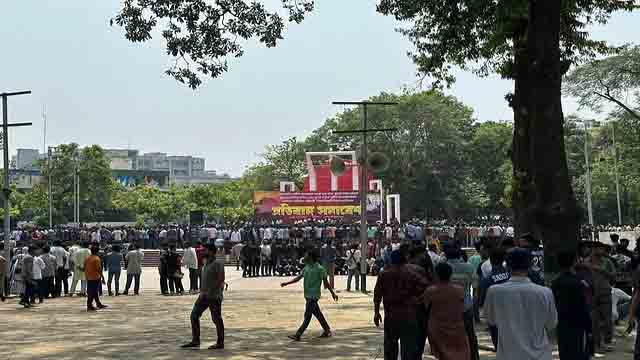 বুয়েটে নিয়মতান্ত্রিক ছাত্ররাজনীতির দাবিতে শহীদ মিনারে ছাত্রলীগের প্রতিবাদ সমাবেশ