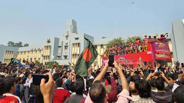 রাবিতে ছাদখোলা বাসে বিপিএলের ট্রফি হাতে শান্ত-মুশফিক