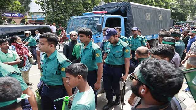 ধানমন্ডি ৩২ নম্বরে ১০ জনের বেশি মানুষকে পুলিশে সোপর্দ