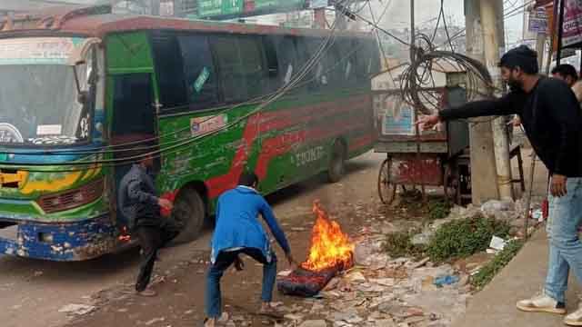 গাজীপুরে যাত্রীবেশে বাসে উঠে অগ্নিসংযোগ, খড়ভর্তি ট্রাকেও দুর্বৃত্তদের আগুন