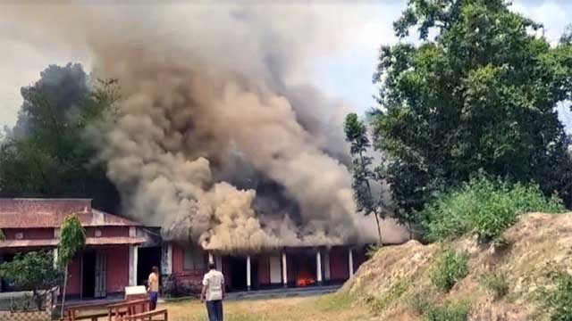 ক্লাস চলাকালীন হঠাৎ স্কুলে আগুন, শ্রেণিকক্ষ পুড়ে ছাই