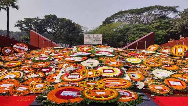 রায়েরবাজার বধ্যভূমি স্মৃতিসৌধ: দেশের গান আর শ্রদ্ধার ফুলে ফুলে ছেয়ে গেছে