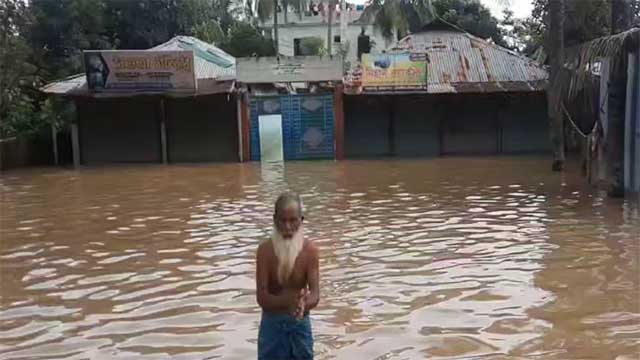 ফেনিতে এখনও পানিবন্দী ৮০ শতাংশ মানুষ, বিশুদ্ধ পানির সংকট