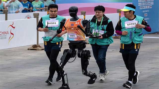 মানুষের সঙ্গে পাল্লা দিয়ে দৌড়াল ম্যারাথনে রোবট
