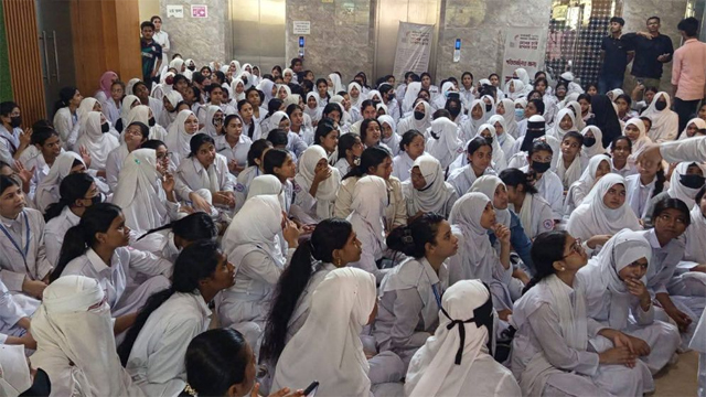 বিতর্কিত নিয়োগ ও দ্বিমুখী নীতিই আন্দোলনের মূল উৎস