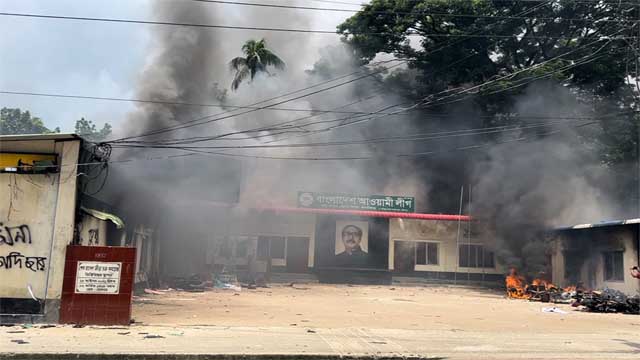 ফরিদপুরে আ. লীগ-ছাত্রলীগের কার্যালয়ে আন্দোলনকারীদের আগুন