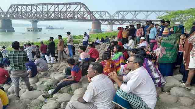 ১৪ ঘণ্টা পর উদ্ধারকাজ শুরু, মেঘনার তীরে স্বজনদের অপেক্ষা