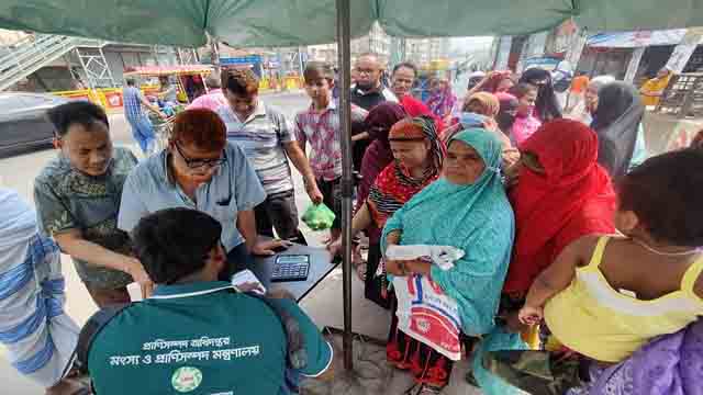 দেড় ঘণ্টা অপেক্ষা করে মাংস-ডিম-দুধ কিনলেন শাহানাজ