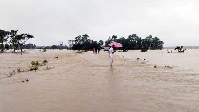 সিলেটে পানি কমলেও কমেনি দুর্ভোগ