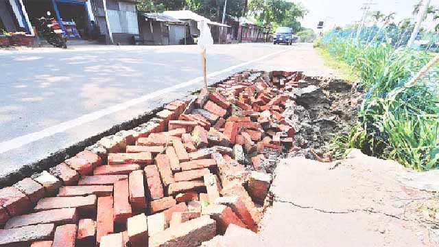 ২৮ কোটি টাকায় সংস্কারের তিন মাসেই সড়কে ধস