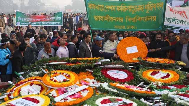 স্মৃতিসৌধে মানুষের ঢল আর শ্রদ্ধার ফুল