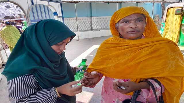 আঙুলের ছাপ মিলছে না, পাঁচ ঘণ্টাতেও ভোট দিতে পারেননি মালেছা