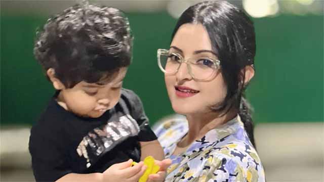 ছেলেকে নিয়ে চিকিৎসার জন্য দেশের বাইরে পরীমনি