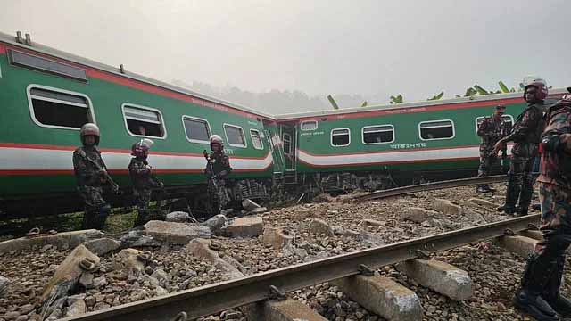 গাজীপুরে ট্রেন দুর্ঘটনা ২৫০ মিটারজুড়ে এলোমেলো পড়ে আছে ৭টি বগি