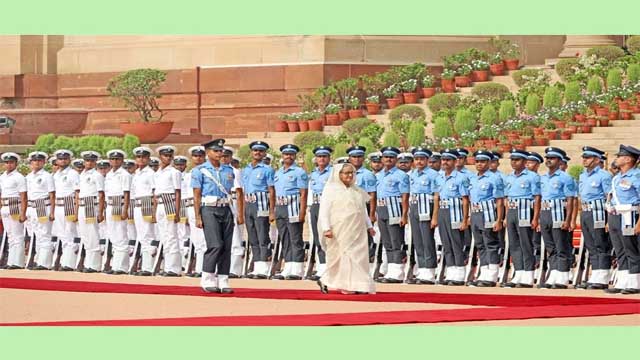 দিল্লির রাষ্ট্রপতি ভবনে শেখ হাসিনাকে লাল গালিচা সংবর্ধনা