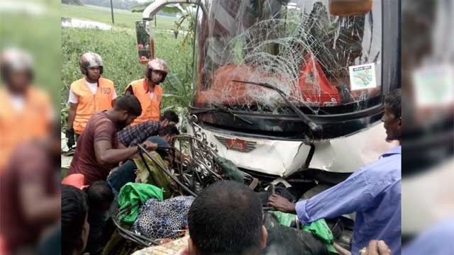 নোয়াখালীতে বাসচাপায় মা-ছেলেসহ ৩ জনের মৃত্যু