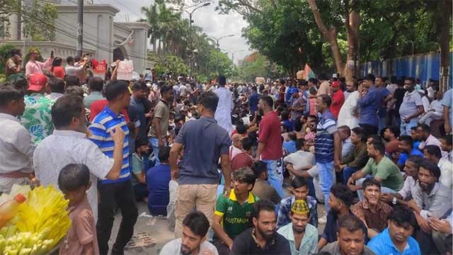 নগর ভবন এলাকা ‘ব্লকেড’, উপদেষ্টা আসিফের পদত্যাগ দাবি