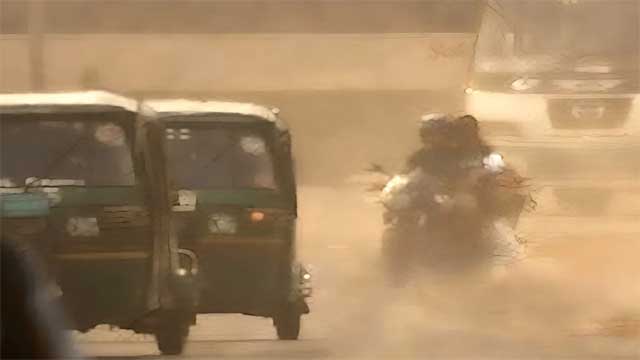 দূষিত বাতাসের শহরের তালিকায় আজ শীর্ষে ঢাকা