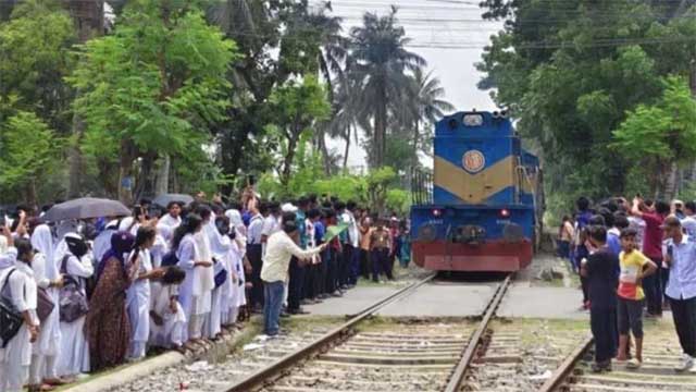 তেজগাঁওয়ে পলিটেকনিক ইনস্টিটিউটের শিক্ষার্থীদের সড়ক অবরোধ